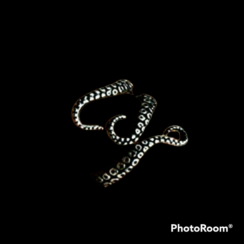 SILVERTONED OCTOPUS ADJUSTABLE RING.